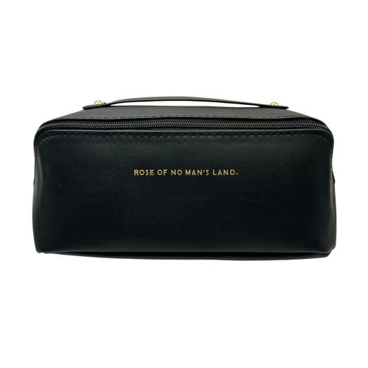 Cosmetiquera negra en acabado elegante – Rose of No Man’s Land